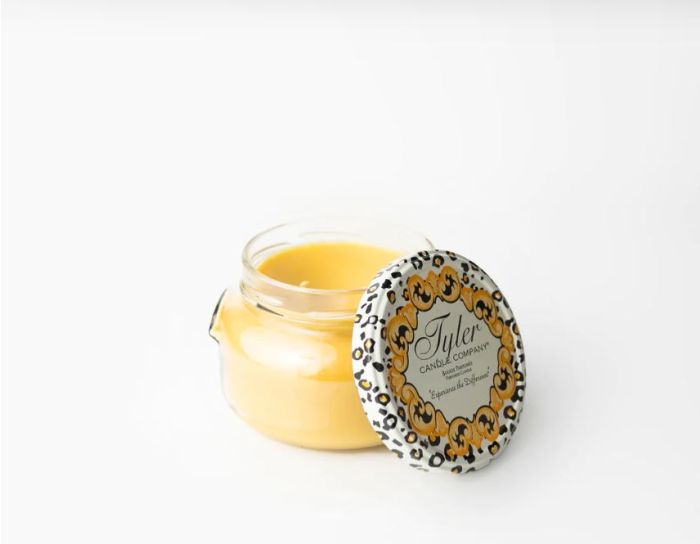 22 Oz Fleur De Lis Candle